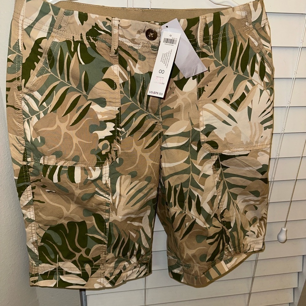 Chicos Shorts Women’s Green Floral Size 00 Flat Front Comfort Stretch Chino NWT - Picture 1 of 4